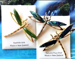 Kouzelné brože z mušle Paua a novozélandského Nefritu #www.arikishop #brozvazka #greenstonejewelry #dragonfly...